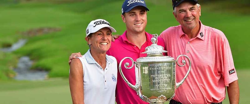 Justin Thomas Familie gehörte zu den ersten Gratulanten. (Foto: Getty)