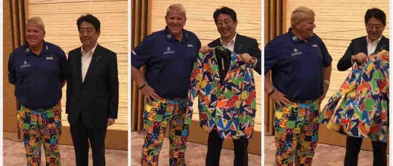 John Daly mit dem japanischen Premierminister bei der Eröffnungsfeier der Champions Tour in Japan. (Foto: Twitter/@PGA_JohnDaly)
