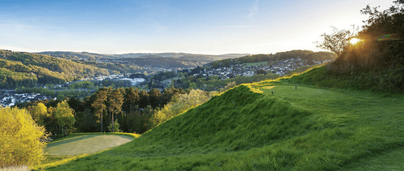 Der Lüderich: Spektakuläre Aussicht vom Abschlag. Jetzt eine Mitgliedschaft mit Golf Post Special abschließen. (Foto: Der Lüderich)