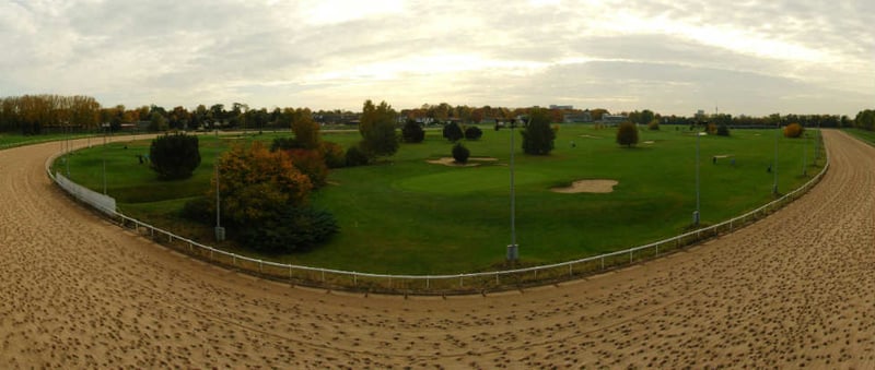 Die GolfRange Anlage in Dortmund ist teilweise von einer Pferderennbahn eingefasst. (Foto: GolfRange)