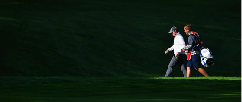 Matthew Fitzpatrick im Gespräch mit seinem Caddy. Die Strategie ging auf. (Foto: Getty)