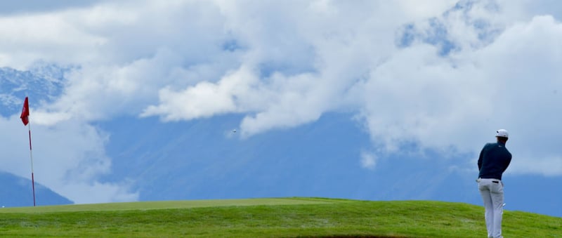 Vor einer traumhaften Kulisse zeigen die Profis beeindruckende Schläge beim Omega European Masters. (Foto: Getty)