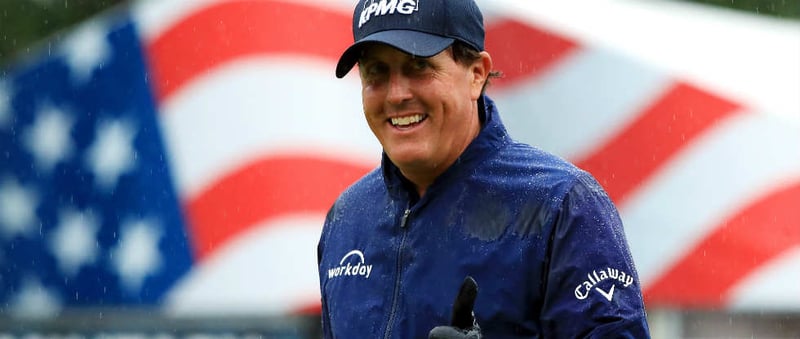 Phil Mickelson bindet immer sehr gerne Zuschauer mit in sein Spiel ein und lässt sich beraten. (Foto: Getty)