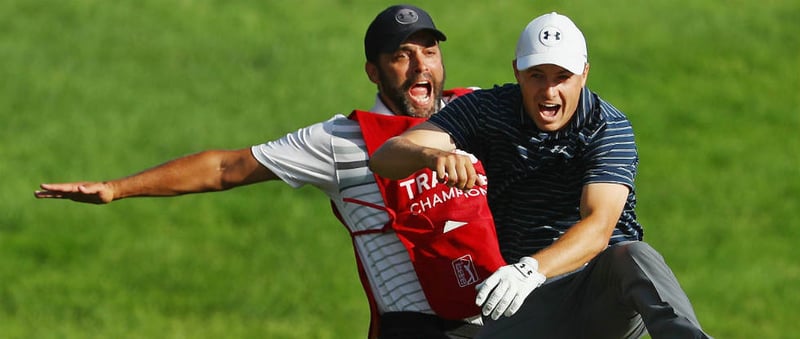 Jordan Spieth feiert im neuen Under Armour Werbespot mit seinem Caddy ab. (Foto: Getty)