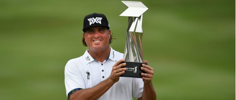 Freudestrahlend hält Pat Perez die Siegertrophäe der CIMB Classic 2018 nach oben. (Foto: Getty)