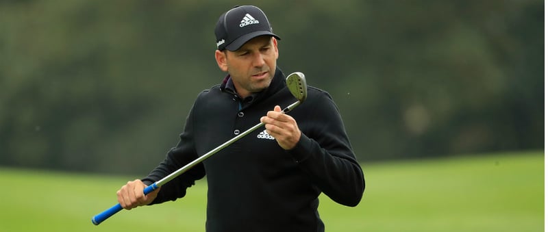 TaylorMade Trennung: Sergio Garcia betrachtet beim British Masters 2017 ganz genau sein Wedge - es ist von Callaway. (Foto: Getty)