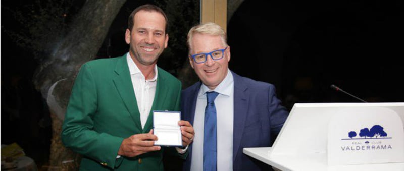 Sergio Garcia kriegt eine lebenslange Mitgliedschaft von Keith Pelley, dem CEO der European Tour, übergeben. (Foto: Twitter @EuropeanTour)