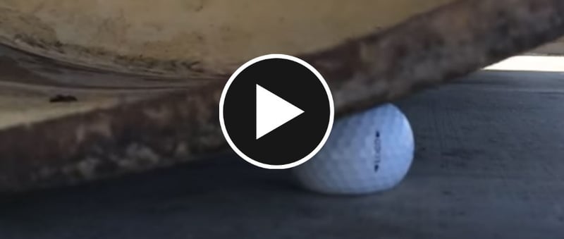 Kampf der Giganten: Golfball gegen Dampfwalze. (Screenshot: Youtube/Crush)