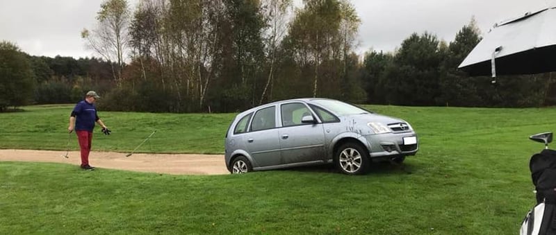 Navi leitet Auto auf Golfplatz