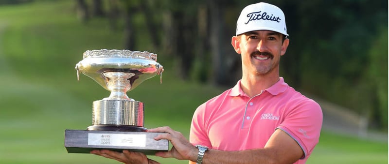 Ein mehr als glücklicher Wade Ormsby mit der Siegertrophäe der UBS Hong Kong Open. (Foto: Getty)