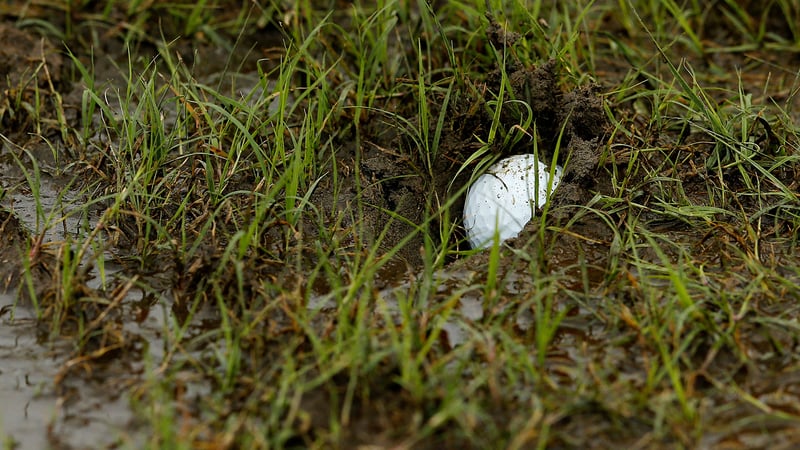 Liegt der Ball im Matsch, weiß man besser, was zu tun ist. (Foto: Getty)