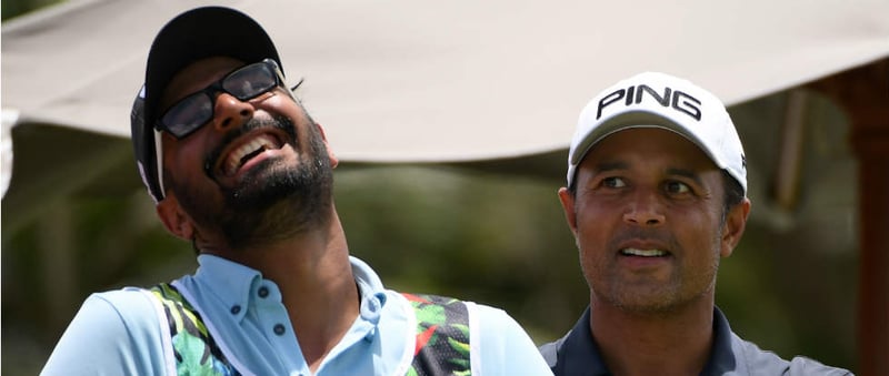 Arjun Atwal und sein Caddy scherzen zu Beginn des Moving Days der Mauritius Open. (Foto: Getty)