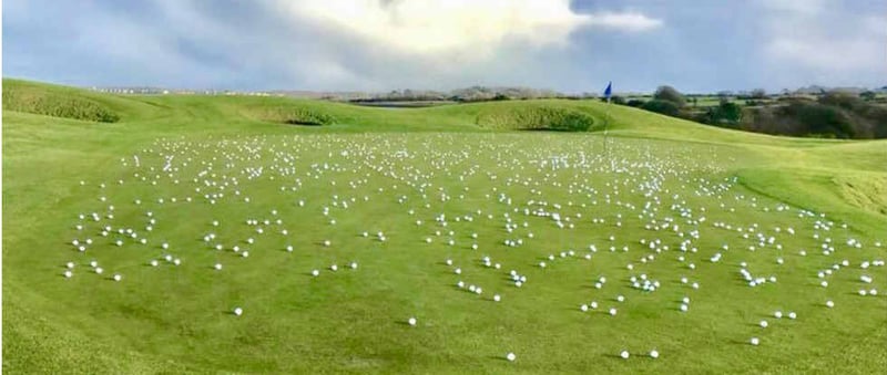 Die Aktion der Greenkeper des Galway Bay Golf Resorts macht deutlich, wie viele Pitchmarken nicht richitg oder gar nicht ausgebessert werden. (Foto: twitter/GaryByrne_)