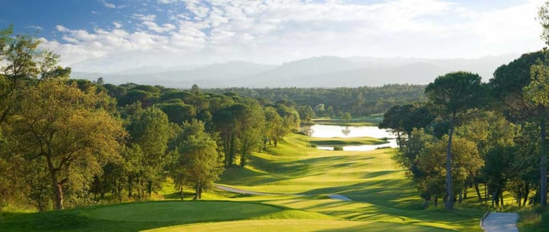 Das Iconic Hole 13 auf dem Stadium Course des PGA Catalunya Resorts (Foto: PGA Catalunya).