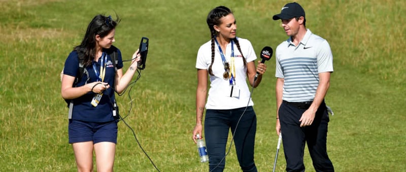 Anders als hier bei Rory McIlroy, werden die Spieler beim World Super 6 direkt mit einem Mikrofon ausgestattet und können mit den Kommentatoren interagieren. (Foto: Getty)