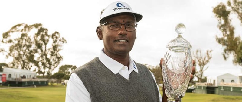 Ein glücklicher Vijay Singh nach seinem zweiten Turniersieg auf der PGA Tour Champions. (Foto: Twitter/@ChampionsTour)