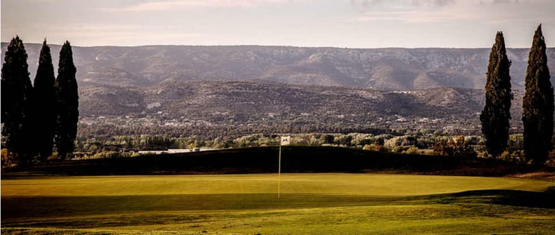 Das 7. Grün des Golf International Pont Royal - Ballesteros Kurses in der Abenddämmerung. (Foto: The Azalea Group)