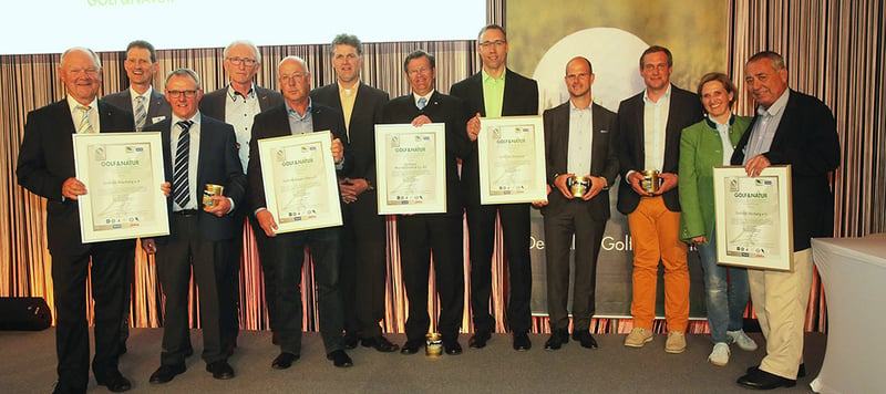 Die fünf ausgezeichneten Golf&Natur-Clubs nahmen neben ihrem Zertifikat auch ein Glas Golfplatzhonig aus der Hand von Ilka Stepan, Allianz Deutschland, entgegen. (Foto: DGV/Herlich)