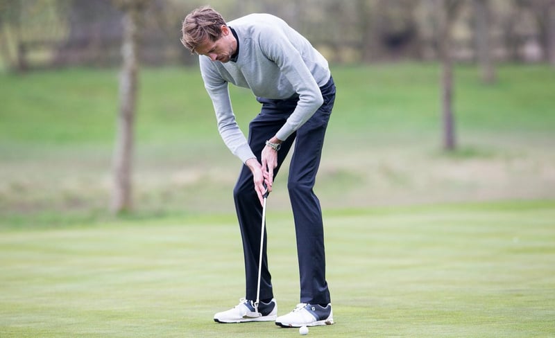 Peter Crouch mit dem Versuch seinen Putt zu lochen - komfortabel sieht die Haltung allerdings nicht aus. (Foto: twitter.com / bickstoke)