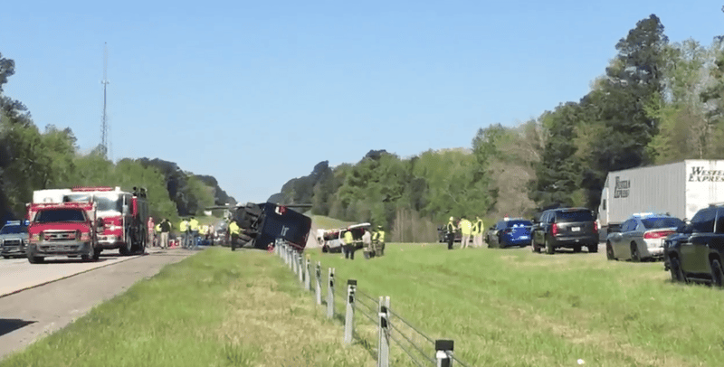 Der verunglückte Reisebus zwischen den Fahrbahnen. (Foto: Twitter/@BrookeWRDW)