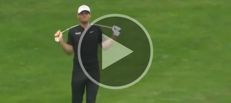 Thomas Pieters zerbricht seinen Schläger am Nacken. (Screenshot: Twitter.com/@SkySportsGolf)