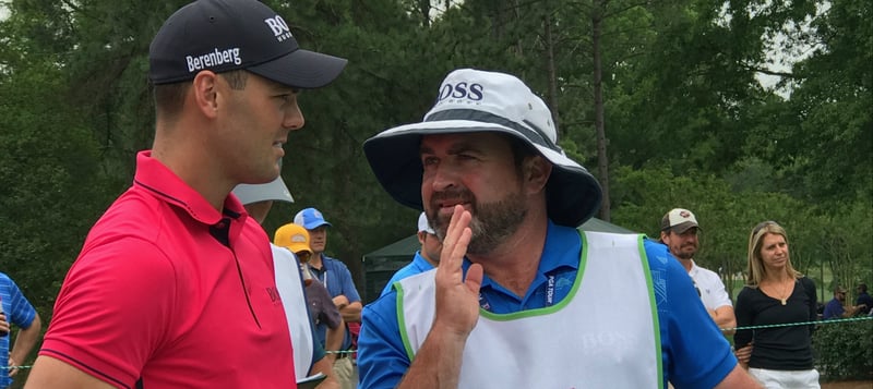 Martin Kaymer berät sich mit seinem Caddie Craig Connelly bei der Wells Fargo Championship der PGA Tour. (Foto: Joachim Lange)
