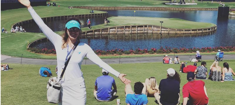 Sandra Gal vor dem Inselgrün an der 17. Bahn des TPC Sawgrass vor der Players Championship 2018. (Foto: Instagram.com/@thesandragal)