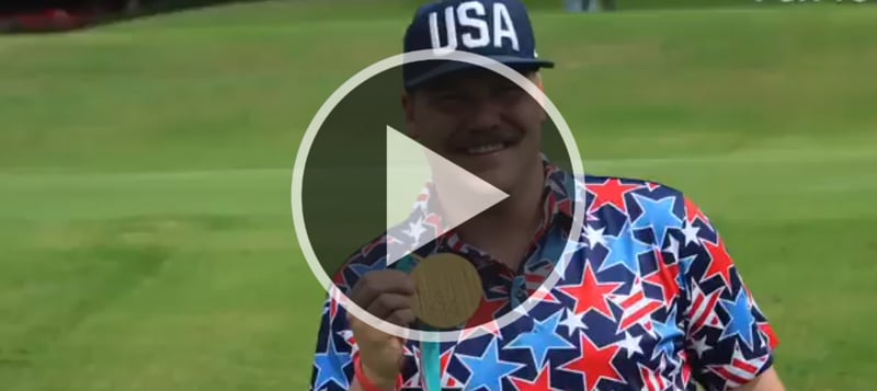 Wenn man gerade nichts anderes zur Hand hat: Mark Hamilton nutzt seine Golfmedaille als Ballmarker. (Foto: Twitter.com/@WebDotComTour)