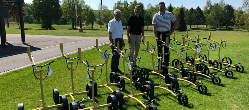 Kiffe Geschäftsführer Thorsten Kück (Mitte) übergibt 15 Verleihtrolleys an die Heads of Golf im Öschberghof, Paul Gremmelspacher (links) und Dominik Maucher (rechts). (Foto: Kiffe)