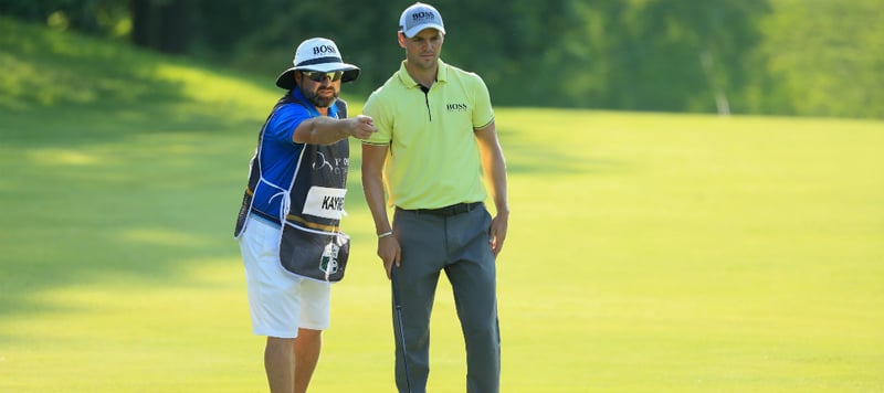 Craig Connelly zeigt Martin Kaymer die richtige Richtung. (Foto: Getty)