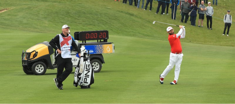 Beim GolfSixes wurde die Shot Clock an einem Loch schon getestet. Ab Donnerstag wird jeder Spieler bei jedem Schlag eine Solche Uhr hinter sich haben. (Foto: Getty)