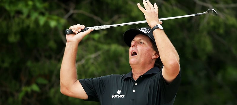 Phil Mickelson puttet auf der dritten Runde der US Open 2018 einen Ball, der sich noch in Bewegung befand. (Foto: Getty)