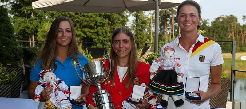 Vize-Europameisterin Esther Henseleit (rechts im Bild) mit der neuen Europameisterin Celia Barquin und der Bronzemedaillengewinnerin Angelica Moresco (Foto: EGA-golf.ch)