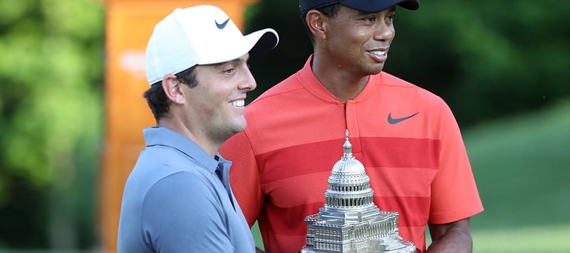 Turnierveranstalter Tiger Woods mit Turniersieger Francesco Molinari, der seinen ersten Titel auf der PGA Tour gewinnt. (Foto: Getty)