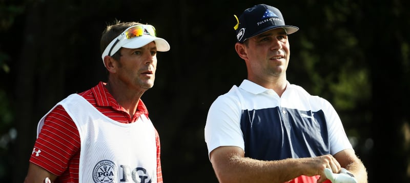 Gary Woodland mit seinem Caddie bei der PGA Championship 2018. (Foto: Getty)