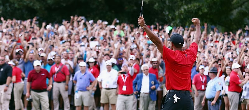 Tiger Woods bejubelt seinen 80. Sieg auf der PGA Tour mit Tausenden Fans. (Foto: Getty)