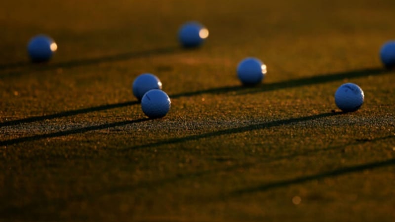 Ballreihen auf der Driving Range helfen beim Training der Längenkontrolle. (Foto: Getty)