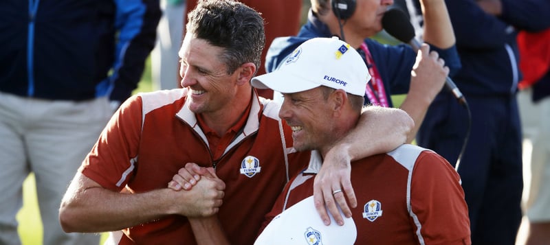 Justin Rose und Henrik Stenson erleichtert nach ihrem Match-Sieg beim Ryder Cup 2018. (Foto: Getty)