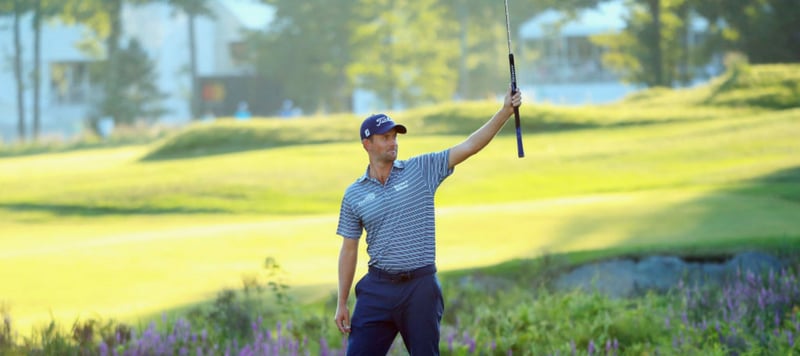 Webb Simpson beim Jubel nach seinem sensationellen Putt zum Eagle und zur Führung auf der PGA Tour an Loch 18. (Foto: Getty)