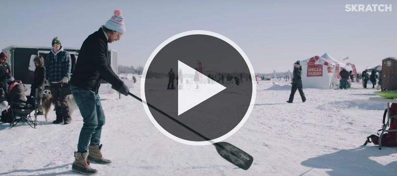 Erik Anders Lang versucht in der dritten Staffel Adventures in Golf, bei der Chilly Open mit einem Paddel abzuschlagen. (Screenshot: Youtube.com/@Skratch)