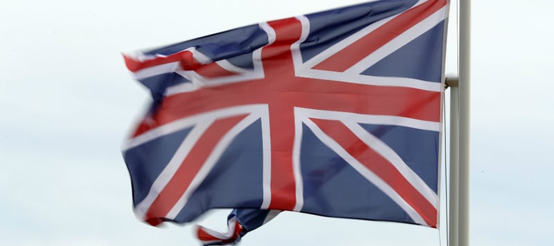 Die britische Flagge flattert im heftigen Wind beim British Masters der European Tour. (Foto: Getty)