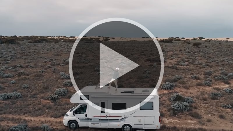 Erik Anders Lang ist mit Adventures in Golf auf dem Nullarbor Links Course in Australien unterwegs. (Screenshot: Youtube.com/@Skratch)