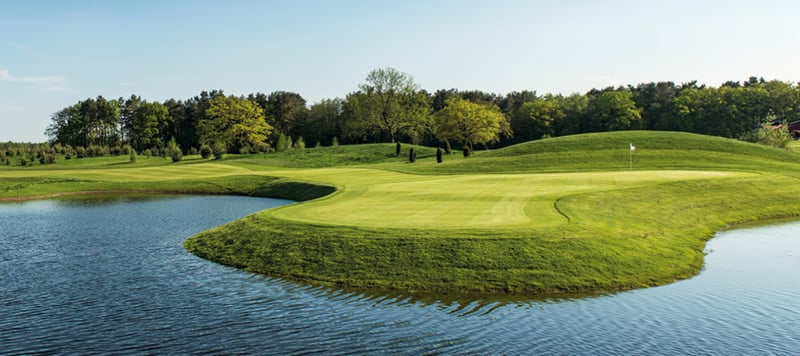 Der European Tour Schauplatz von Green Eagle bei Hamburg schmückt das Titelblatt des Golfkalenders 2019. (Foto: Stefan von Stengel)