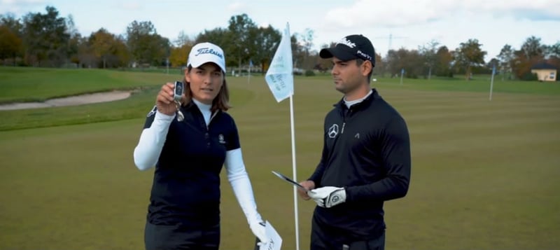 Karolin Lampert und Moritz Lampert verlosen die Jahrespreise für den Mercedes-Benz After Work Golf Cup. (Foto: Facebook.com/@MBAWGC)