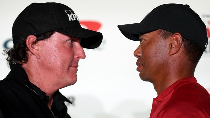 Tiger Woods und Phil Mickelson pokern schon vor ihrem großen Match hoch. (Foto: Getty)