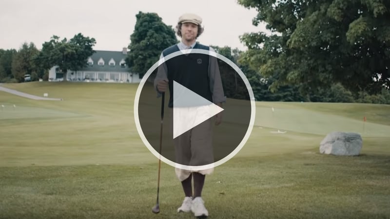 Für den Besuch von Adventures in Golf bei der Hickory Open gehört natürlich das richtige Outfit. (Foto: Youtube.com/Skratch)
