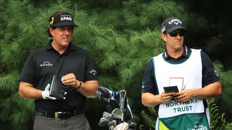 Phil Mickelson mit seinem Bruder Tim Mickelson als Caddie. (Foto: Getty)