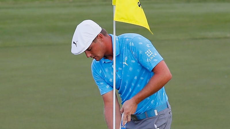 Bryson DeChambeau wird den Flaggenstock zukünftig im Loch lassen. (Foto: Getty)