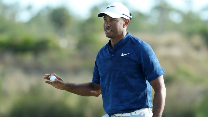 Tiger Woods teet bei der Farmers Insurance Open auf der PGA Tour auf. (Foto: Getty)