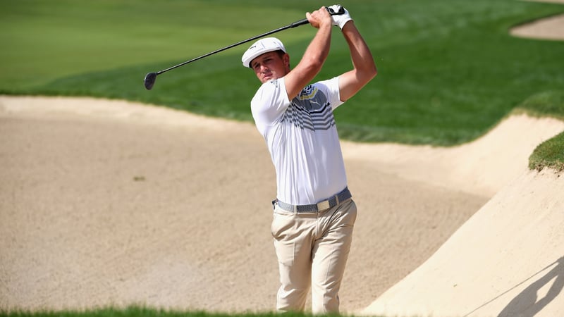 Bryson DeChamebau im Fairwaybunker in der dritten Runde der Omega Dubai Desert Classic 2019. (Foto: Getty)